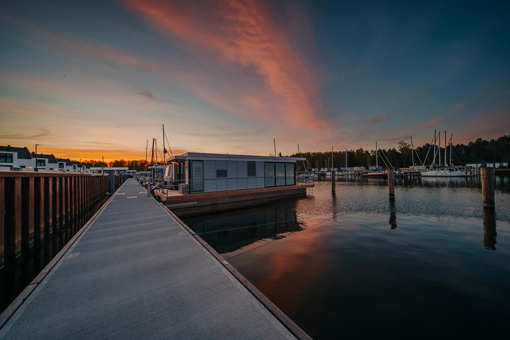Schwimmendes Ferienhaus "Trinity" Ihr Seahome Auf Der Ostsee Peenemunde Luaran gambar